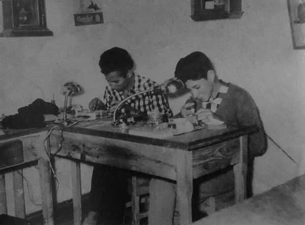 José Monteiro (à direita) a reparar relógios com o seu irmão Fernando